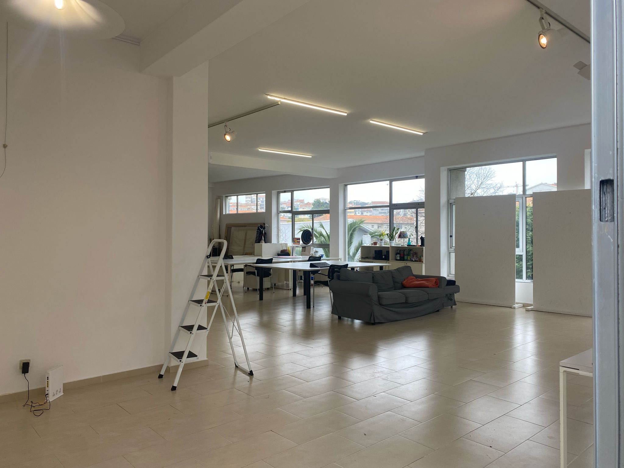 A white camper truck parked on a dirt path along the rugged cliffs of Tasmania’s east coast, with fog rolling in over the ocean
